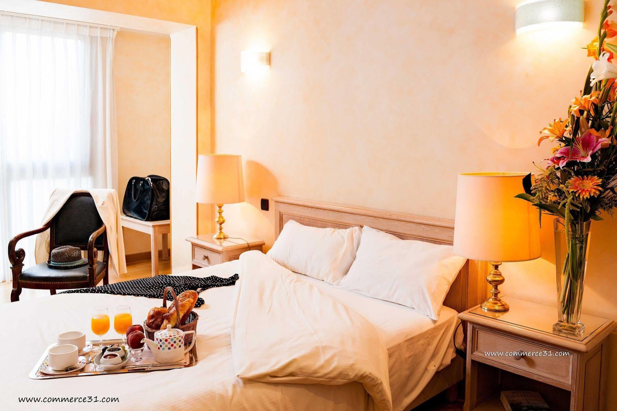 Hotel Du Commerce Spa Сен-Годенс Экстерьер фото